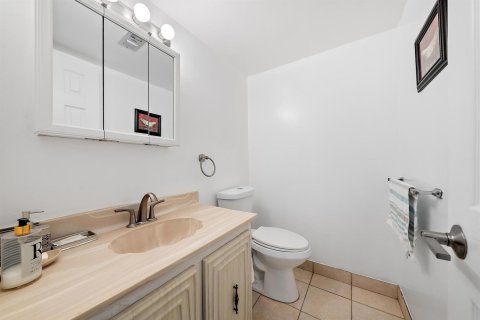 Condominio en venta en Palm Springs, Florida, 1 dormitorio, 83.7 m2 № 2242214 - foto 12