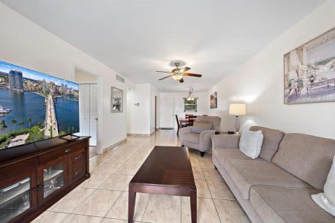 Condominio en venta en Palm Springs, Florida, 1 dormitorio, 83.7 m2 № 2242214 - foto 2
