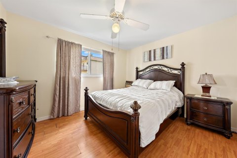 Condominio en venta en Palm Springs, Florida, 1 dormitorio, 83.7 m2 № 2242214 - foto 10