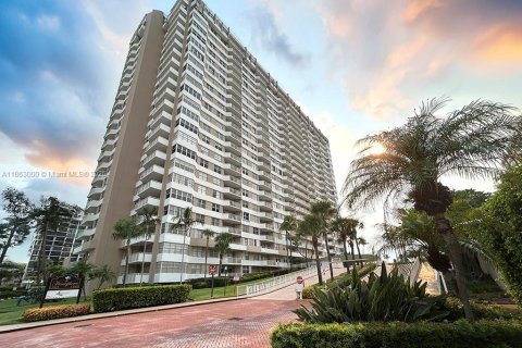 Купить кондоминиум в Халландейл-Бич, Флорида 2 спальни, 115.2м2, № 1957873 - фото 1