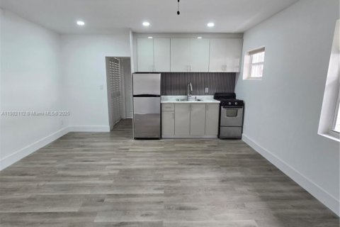 Condominio en alquiler en Miami Beach, Florida, 1 dormitorio, 44.04 m2 № 1953479 - foto 1