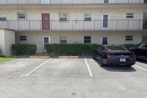 Copropriété à louer à Palm Springs, Floride: 1 chambre, 83.7 m2 № 1208087 - photo 1