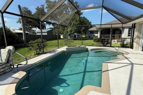 House in Port Charlotte, Florida 3 bedrooms, 177.81 sq.m. № 1881133 - photo 2