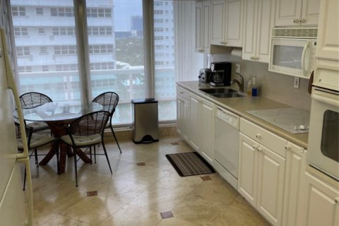 Condo in Fort Lauderdale, Florida, 2 bedrooms  № 1221404 - photo 1