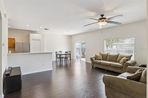 House in Seffner, Florida 3 bedrooms, 134.62 sq.m. № 2216651 - photo 6