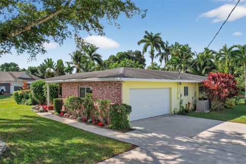 Casa en venta en Plantation, Florida, 4 dormitorios, 206.8 m2 № 1983061 - foto 2