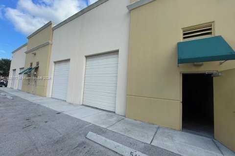 Propiedad comercial en alquiler en Davie, Florida № 1231357 - foto 1
