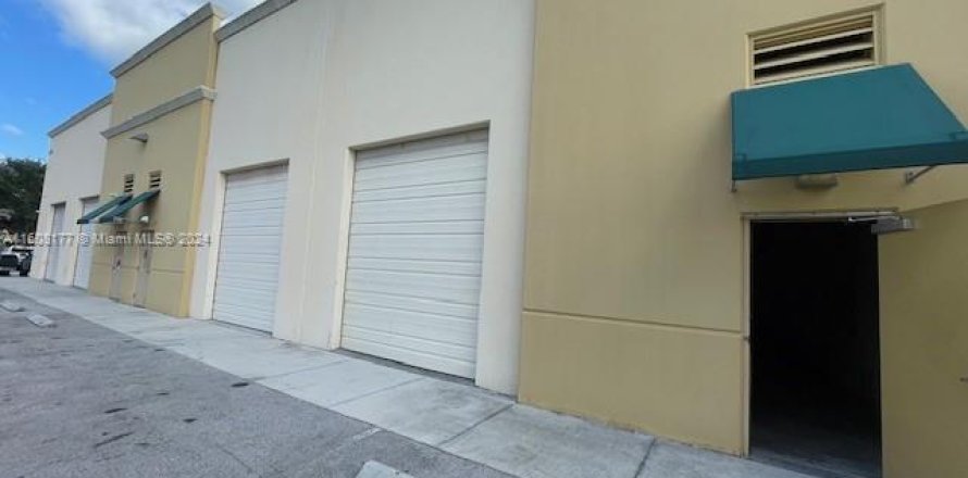 Propiedad comercial en Davie, Florida № 1231357