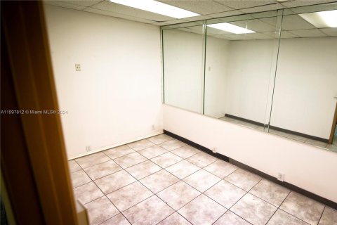 Commercial property in Hallandale Beach, Florida № 1207974
