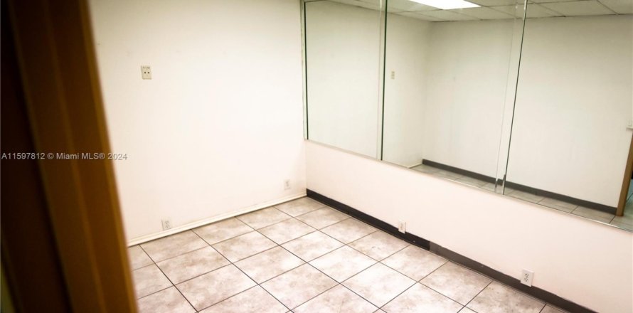 Commercial property in Hallandale Beach, Florida № 1207974