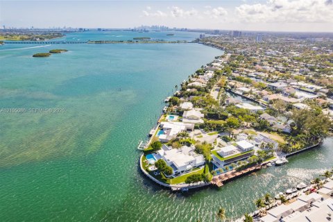 House in North Miami, Florida 6 bedrooms, 634.71 sq.m. № 2412943 - photo 21