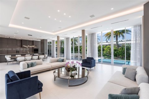 House in North Miami, Florida 6 bedrooms, 634.71 sq.m. № 2412943 - photo 20