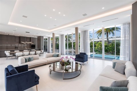 House in North Miami, Florida 6 bedrooms, 634.71 sq.m. № 2412943 - photo 6