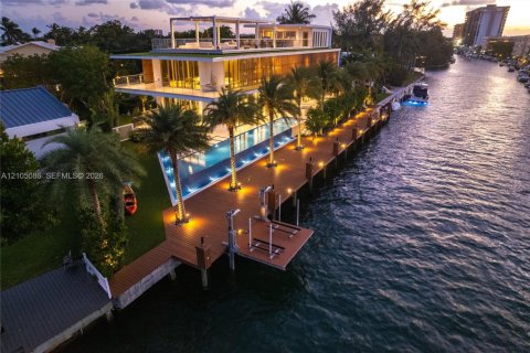 House in North Miami, Florida 6 bedrooms, 634.71 sq.m. № 2412943