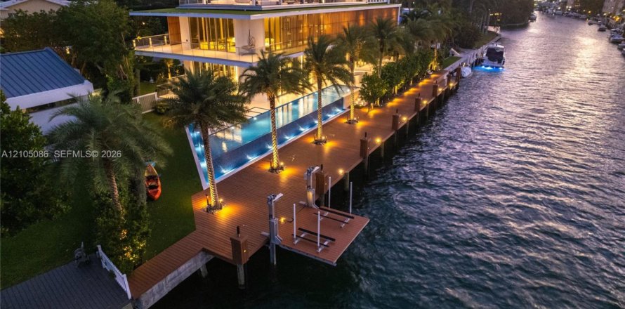 House in North Miami, Florida 6 bedrooms, 634.71 sq.m. № 2412943