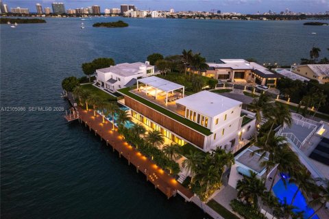 House in North Miami, Florida 6 bedrooms, 634.71 sq.m. № 2412943 - photo 2