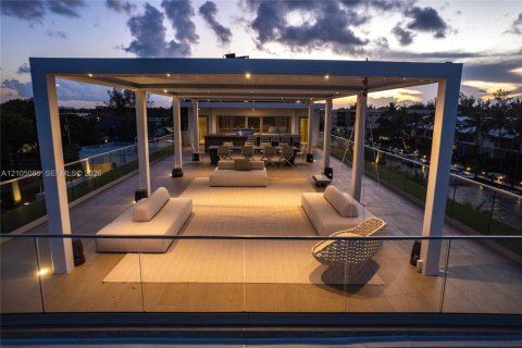 House in North Miami, Florida 6 bedrooms, 634.71 sq.m. № 2412943 - photo 8