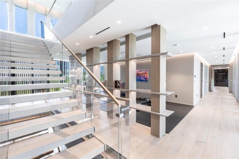 House in North Miami, Florida 6 bedrooms, 634.71 sq.m. № 2412943 - photo 19