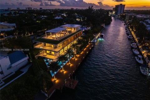 House in North Miami, Florida 6 bedrooms, 634.71 sq.m. № 2412943 - photo 3