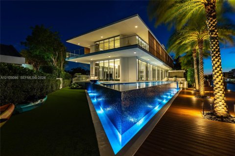 House in North Miami, Florida 6 bedrooms, 634.71 sq.m. № 2412943 - photo 5