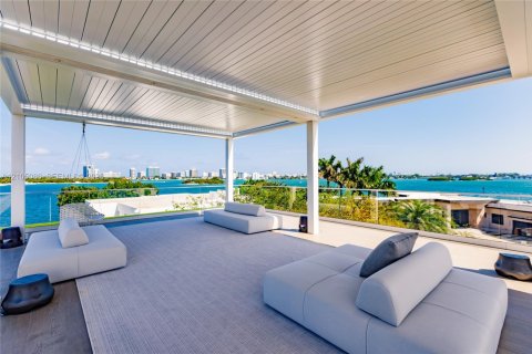 House in North Miami, Florida 6 bedrooms, 634.71 sq.m. № 2412943 - photo 15
