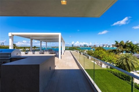 House in North Miami, Florida 6 bedrooms, 634.71 sq.m. № 2412943 - photo 16