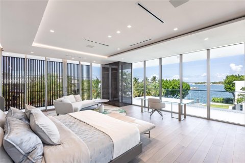 House in North Miami, Florida 6 bedrooms, 634.71 sq.m. № 2412943 - photo 10