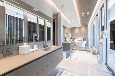 House in North Miami, Florida 6 bedrooms, 634.71 sq.m. № 2412943 - photo 12