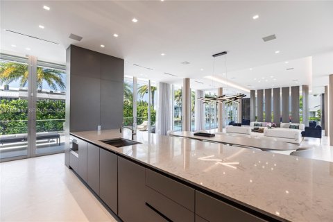 House in North Miami, Florida 6 bedrooms, 634.71 sq.m. № 2412943 - photo 14
