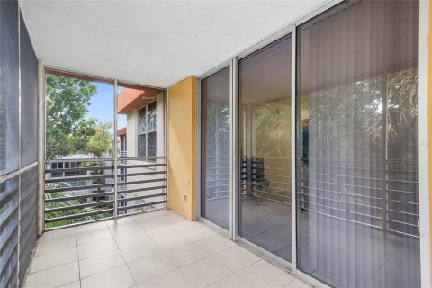 Condo in Lauderdale Lakes, Florida, 2 bedrooms  № 1418968 - photo 28