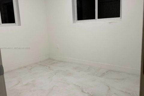 Casa en alquiler en Miami, Florida, 4 dormitorios, 92.34 m2 № 1993156 - foto 4