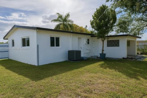 Casa en alquiler en Miami, Florida, 4 dormitorios, 92.34 m2 № 1993156 - foto 2