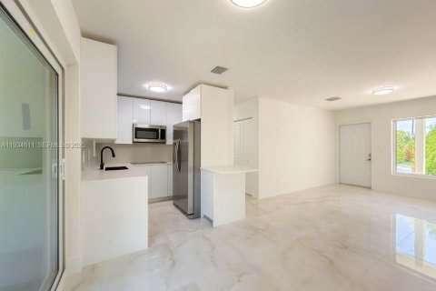 Casa en alquiler en Miami, Florida, 4 dormitorios, 92.34 m2 № 1993156 - foto 3