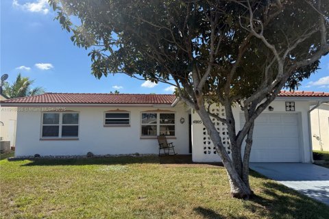 House in Tamarac, Florida 2 bedrooms, 88.91 sq.m. № 1974759