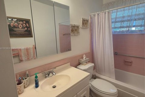 Villa ou maison à vendre à Tamarac, Floride: 2 chambres, 88.91 m2 № 1974759 - photo 13