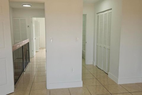Touwnhouse à vendre à Hialeah, Floride: 2 chambres, 94.67 m2 № 2439400 - photo 4