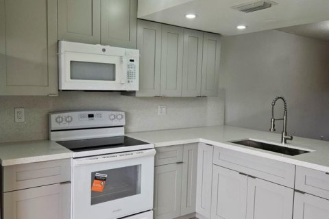 Touwnhouse à vendre à Hialeah, Floride: 2 chambres, 94.67 m2 № 2439400 - photo 2