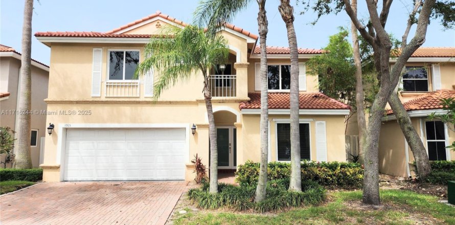 Villa ou maison à Hollywood, Floride 4 chambres, 240.34 m2 № 1693049