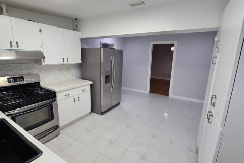 Снять в аренду виллу или дом в Майами, Флорида 2 спальни, 62.24м2, № 2036485 - фото 4