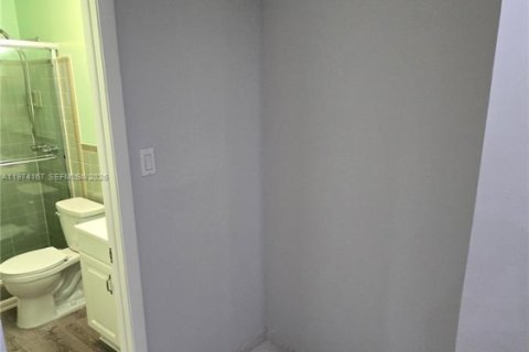 Снять в аренду виллу или дом в Майами, Флорида 2 спальни, 62.24м2, № 2036485 - фото 11