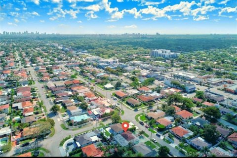 Снять в аренду виллу или дом в Майами, Флорида 2 спальни, 62.24м2, № 2036485 - фото 2