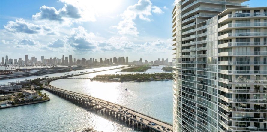 Condominio en Miami Beach, Florida, 3 dormitorios № 1941167