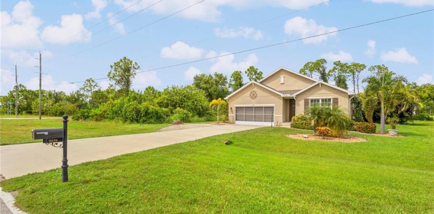 House in Port Charlotte, Florida 4 bedrooms, 171.5 sq.m. № 2419650