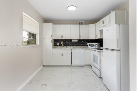 Condo in Pembroke Pines, Florida, 2 bedrooms № 1927811 - photo 13