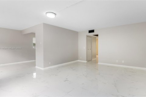 Condo in Pembroke Pines, Florida, 2 bedrooms № 1927811 - photo 3