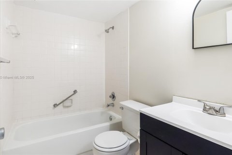 Condo in Pembroke Pines, Florida, 2 bedrooms № 1927811 - photo 8