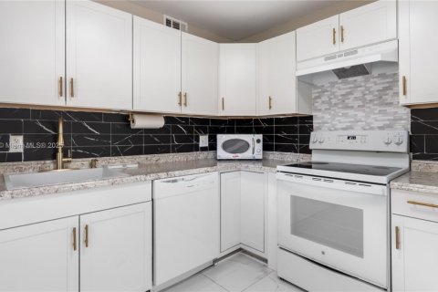 Condo in Pembroke Pines, Florida, 2 bedrooms № 1927811 - photo 4