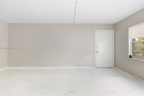 Condo in Pembroke Pines, Florida, 2 bedrooms № 1927811 - photo 11