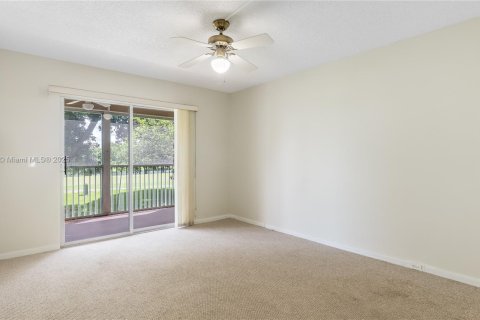 Condo in Pembroke Pines, Florida, 2 bedrooms № 1927811 - photo 7