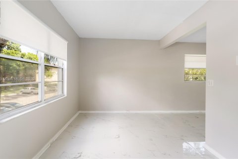 Condo in Pembroke Pines, Florida, 2 bedrooms № 1927811 - photo 9